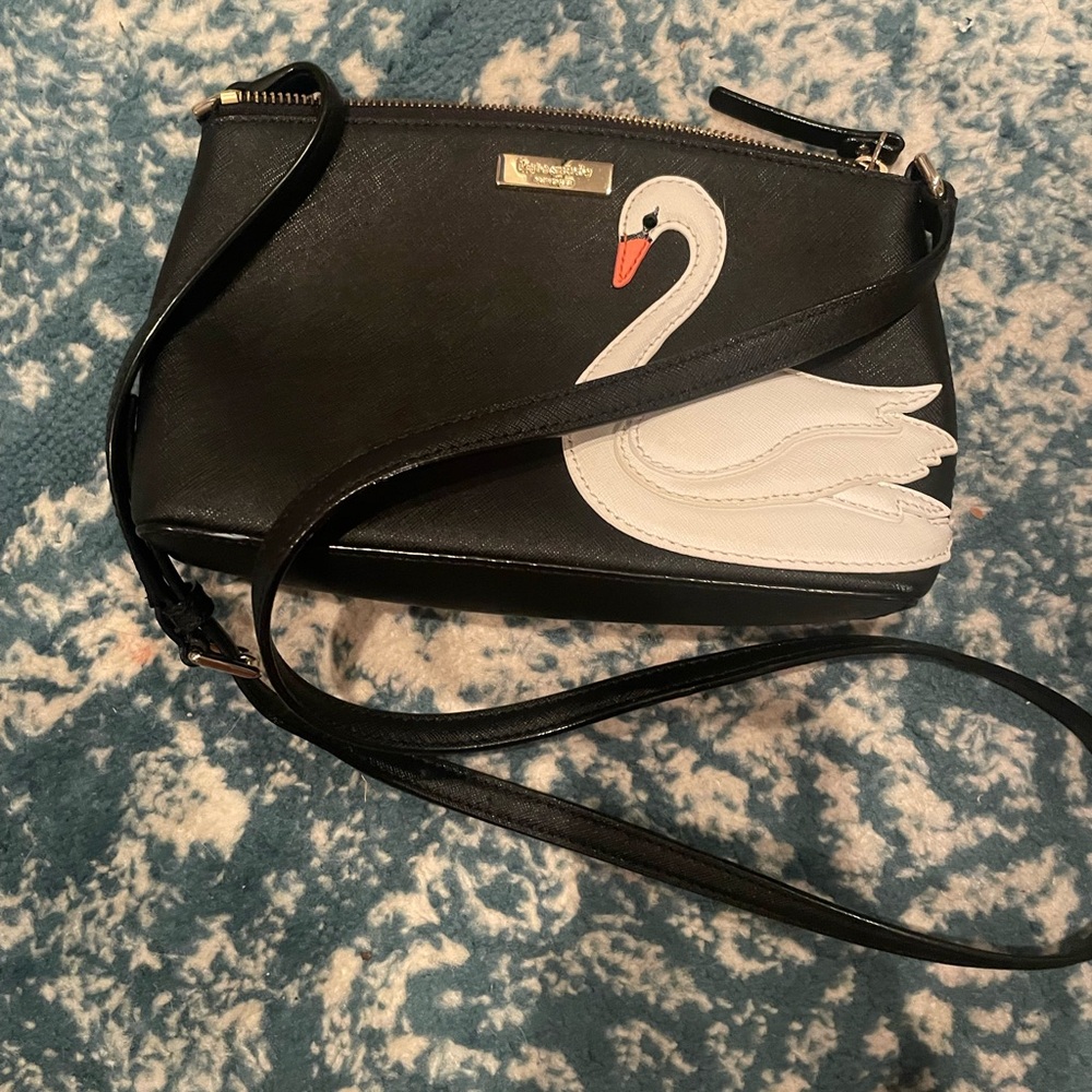 Kate spade swan purse. Used very few times. Crossbody bag. Adjusting straps.